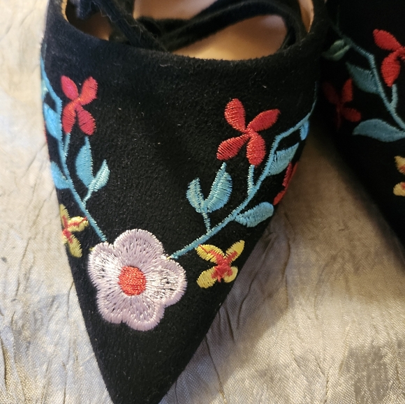NWOT Fashion Flower Embroidered Chunk Heel - Picture 3 of 10